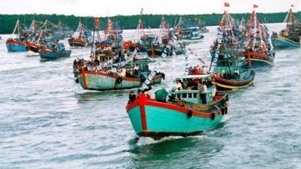 Đoàn tàu hộ tống tàu Cái ra cửa biển để thỉnh cá Ông