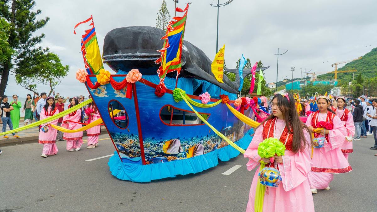 Đoàn rước biểu tượng cá Ông trong Lễ hội Nghinh Ông